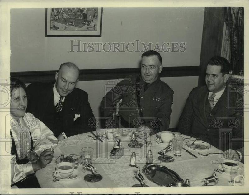 Load image into Gallery viewer, 1937 Press Photo NY State Police Captain A. B. Moore has dinner with officials
