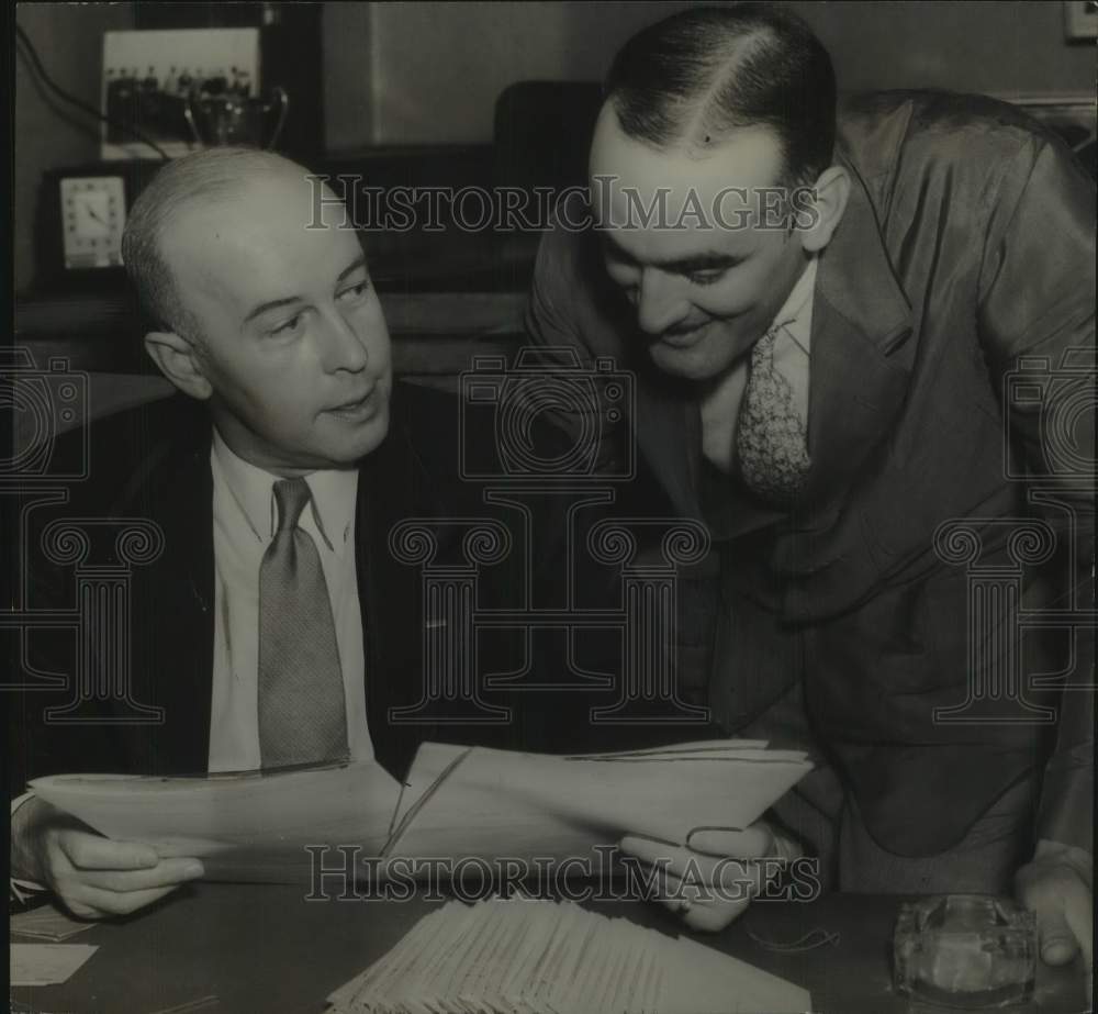 1936 Press Photo NY State Police Captain Albert B Moore talks with George Searle