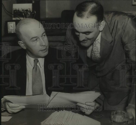 1936 Press Photo NY State Police Captain Albert B Moore talks with George Searle