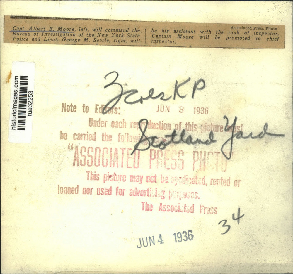 1936 Press Photo NY State Police Captain Albert B Moore talks with George Searle