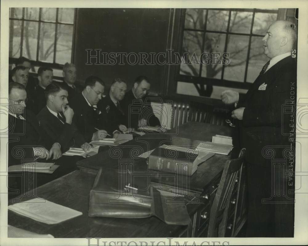 1937 Press Photo NY State Police Chief Inspector Albert B Moore gives seminar