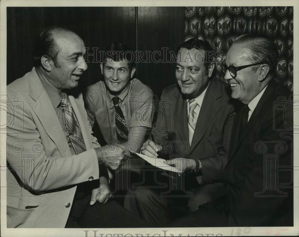 1971 Press Photo Officials form the Schaefer Brewers New York basketball team
