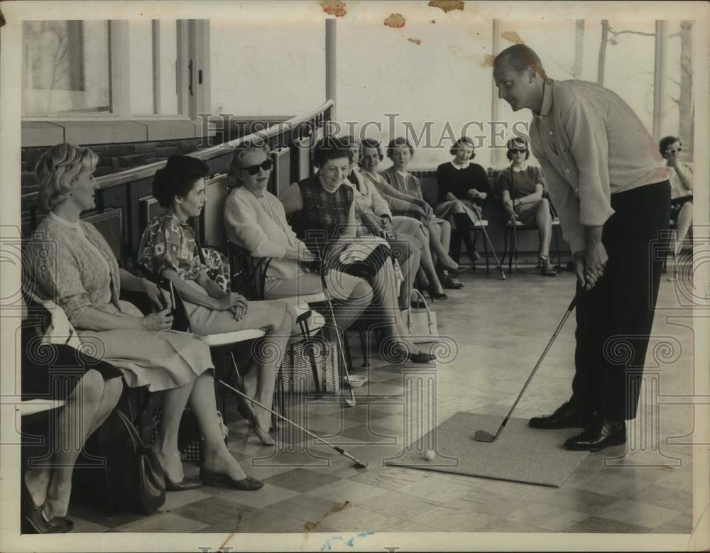 1964 Press Photo Bob Mix instructs ladies group at Albany, New York country club