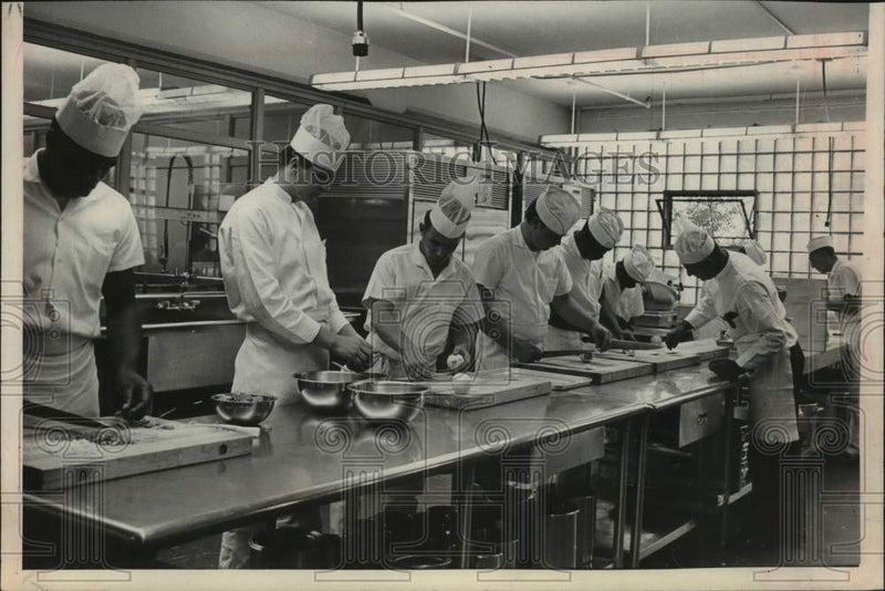 Load image into Gallery viewer, 1968 Press Photo Students in chef class at Albany, New York training center
