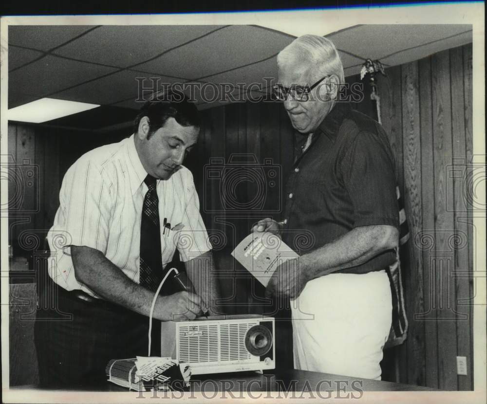 1978 Press Photo Rotterdam Police officers use Operation ID device to mark radio
