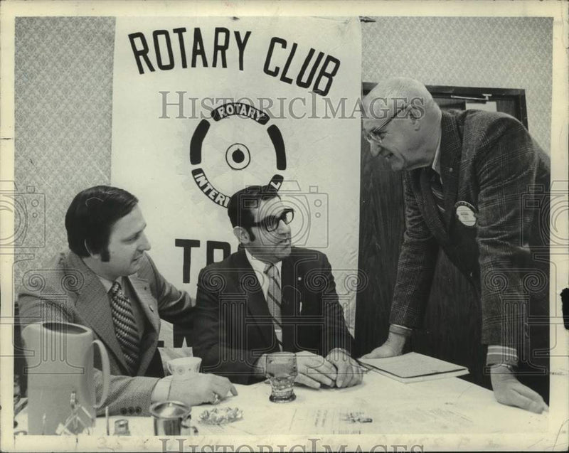 Load image into Gallery viewer, 1972 Press Photo Politicians receive endorsement from Rotary Club in Troy, NY
