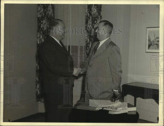 1941 Press Photo New York Assemblyman Oswald Heck meets with Frank Moore
