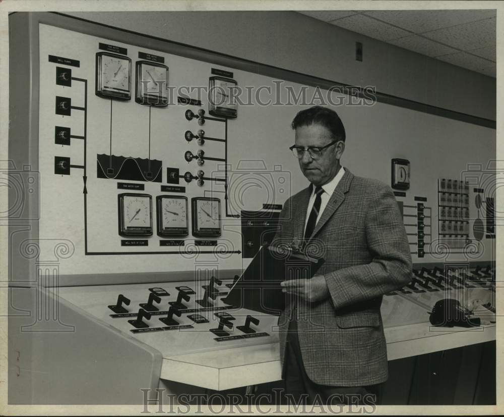 1970 Press Photo Edward Denison at Mohawk River Water Supply plant, Colonie, NY