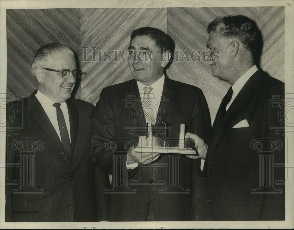 1965 Press Photo Dr. Geunther Mohling honored by Allegheny Ludlum in New York