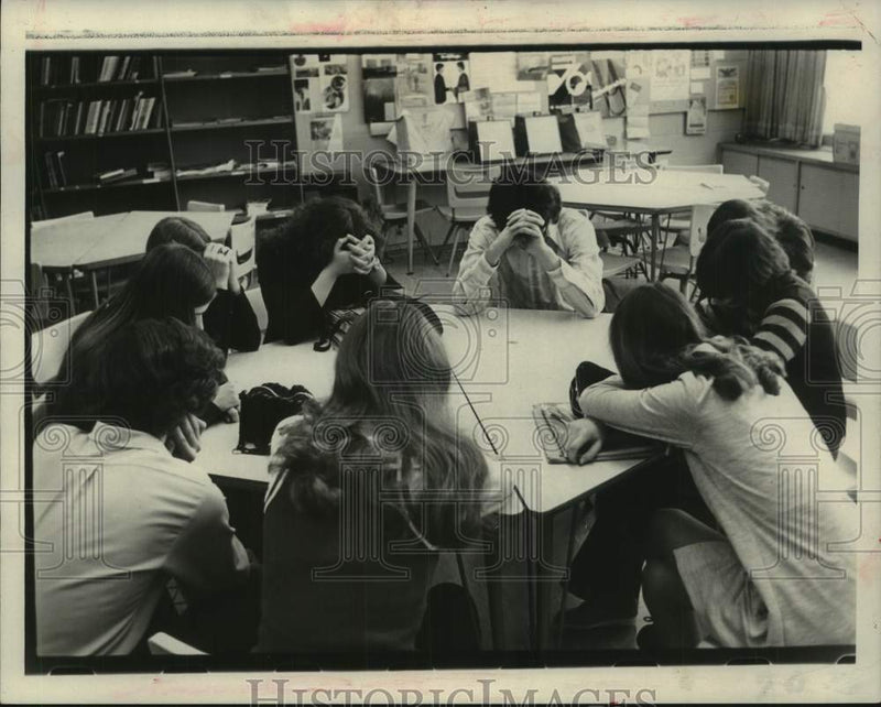 Load image into Gallery viewer, 1973 Press Photo Student prayer group at Mohonasen High School, New York
