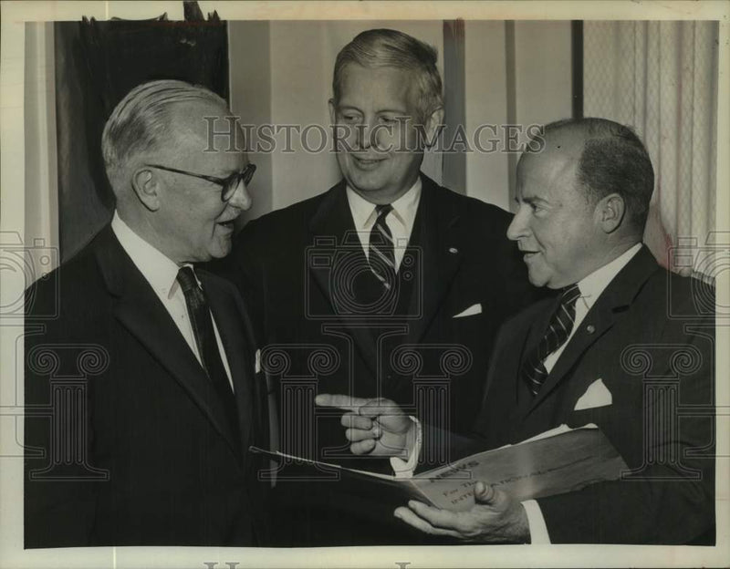Load image into Gallery viewer, 1963 Press Photo New York State Commerce Director speaks with Albany businessmen
