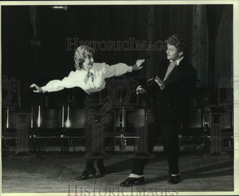 1982 Press Photo Actors perform on stage at Mac Haydn Theatre, Chatham, New York- Historic Images