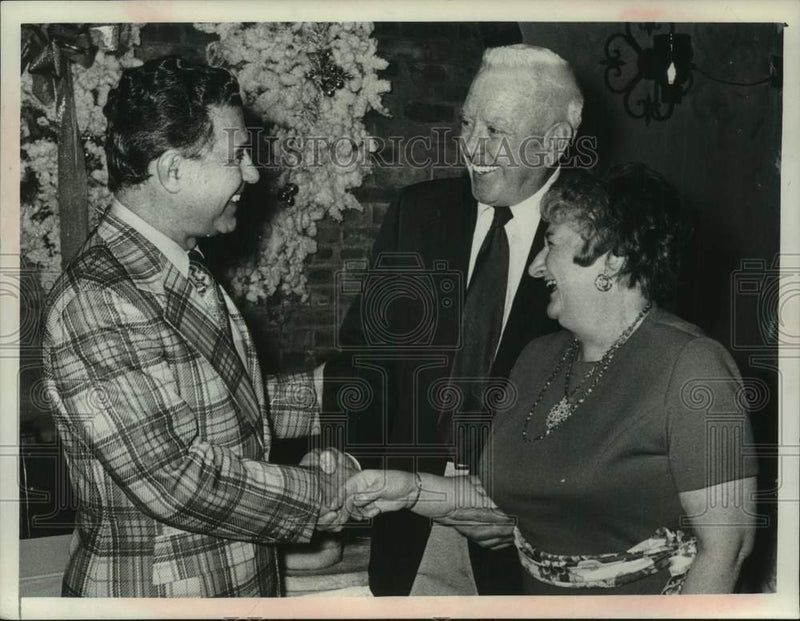 Load image into Gallery viewer, 1974 Press Photo NY Public Service Commission secretary greets Albany retirees
