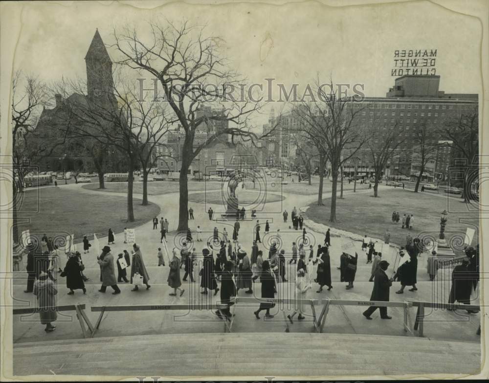 1961 Press Photo NAACP members picket at Capitol in Albany, New York - tua32737