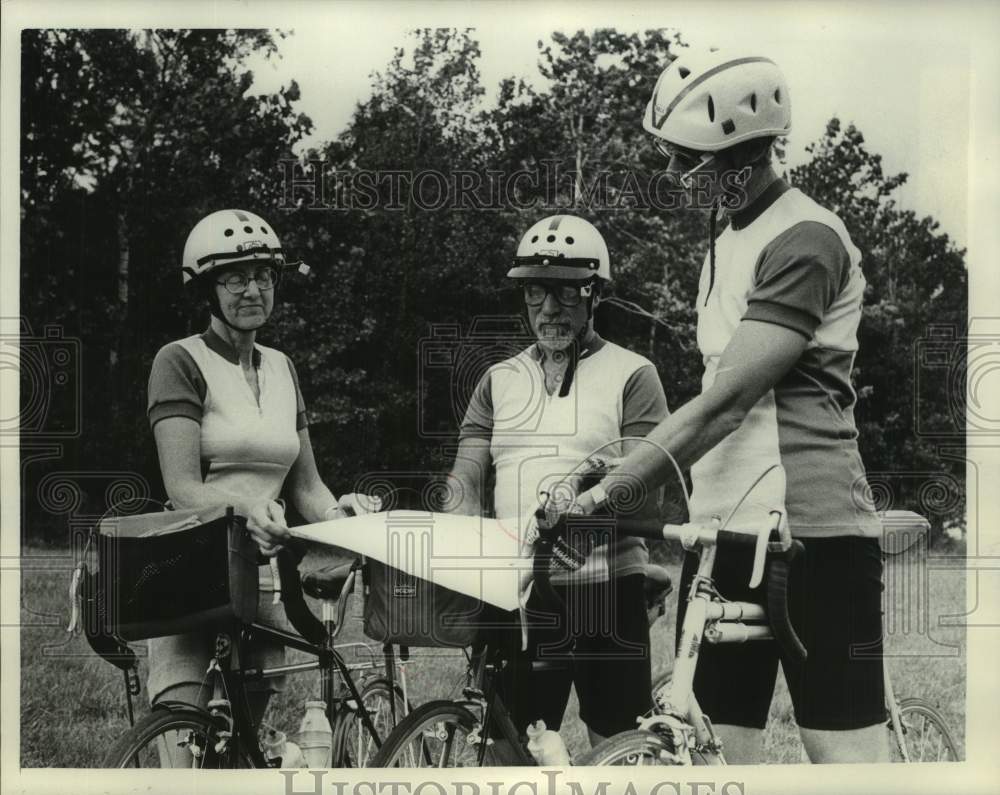 1979 Press Photo Bicyclists consult map during ride in New York - tua32759