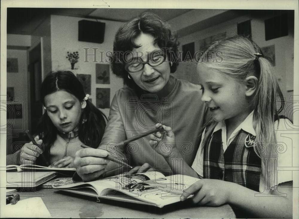 1978 Press Photo Anne Marley leads reading lab at New York elementary school