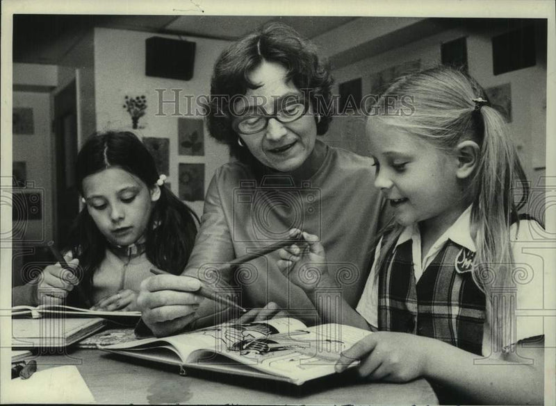 Load image into Gallery viewer, 1978 Press Photo Anne Marley leads reading lab at New York elementary school
