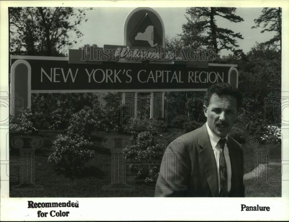 1992 Press Photo Kevin O&#39;Connor unveils Capital Region sign in Albany, New York- Historic Images