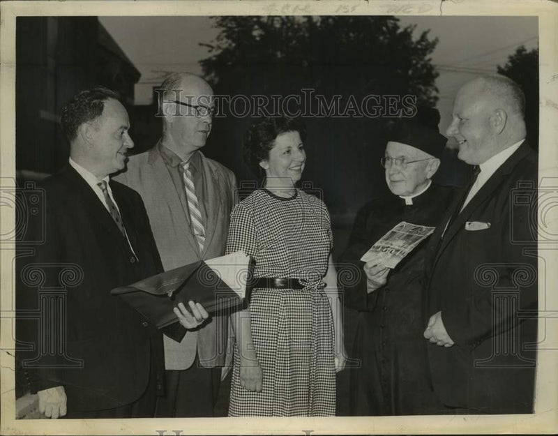 Load image into Gallery viewer, 1963 Press Photo Officials plan drum and bugle corps competition in New York

