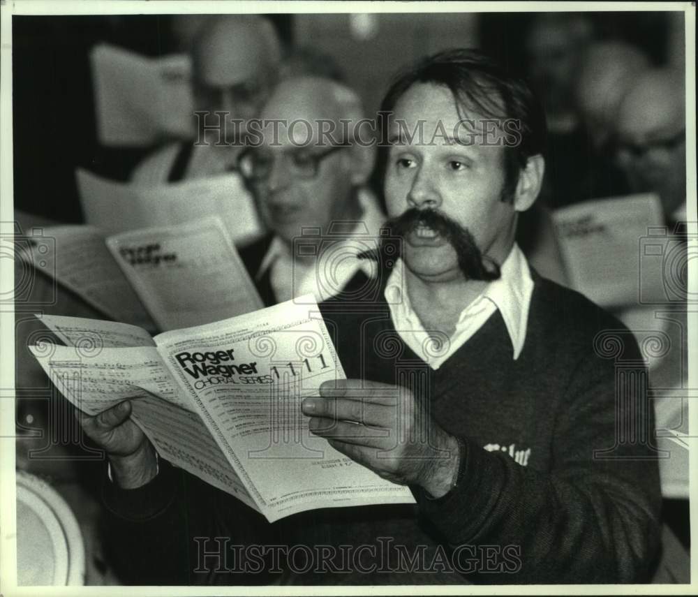 1990 Press Photo Fred Lyon rehearses with Mendelssohn Choir in Albany, New York- Historic Images