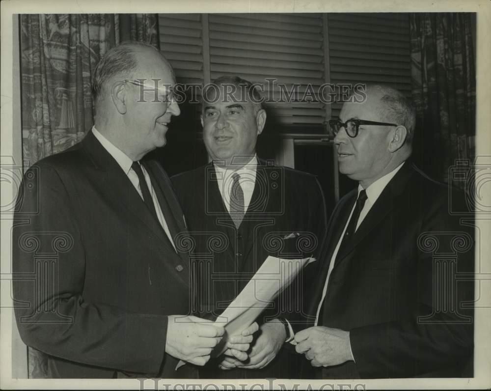 1965 Press Photo Community Chest officers converse at meeting in Ten Eyck, NY