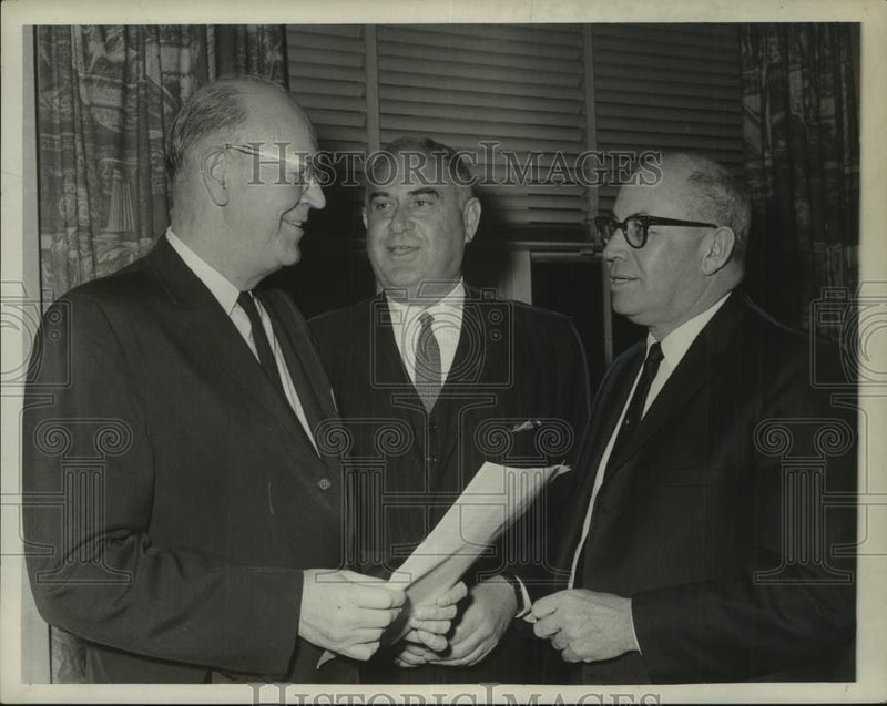 Load image into Gallery viewer, 1965 Press Photo Community Chest officers converse at meeting in Ten Eyck, NY
