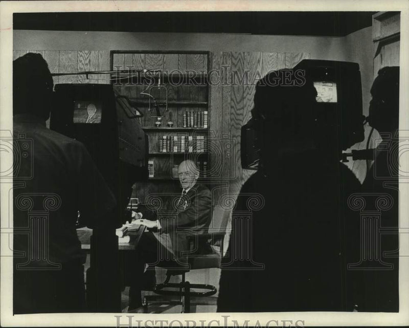 Load image into Gallery viewer, 1971 Press Photo Charles MacGarrahan, State University of New York, Albany TV
