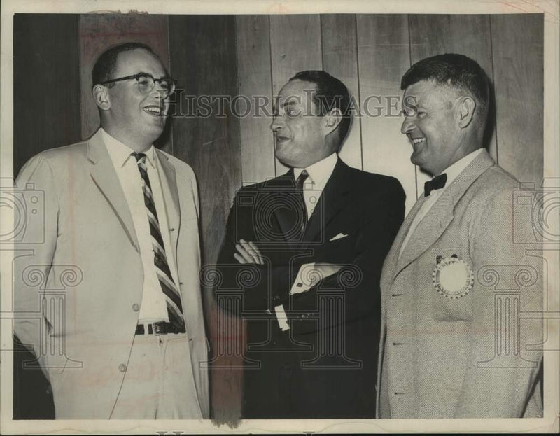 Load image into Gallery viewer, 1964 Press Photo Rotary Club officials greet guest speaker in Menands, New York

