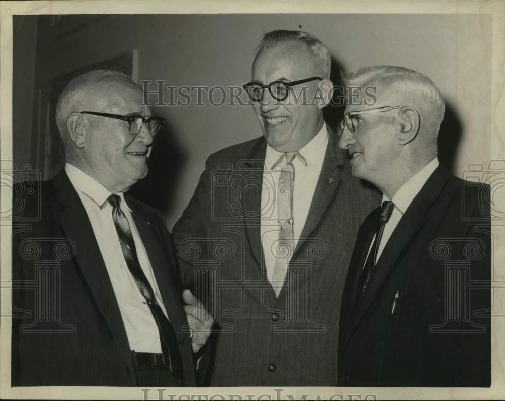 1965 Press Photo William J. Lyons Sr. with political colleagues in New York