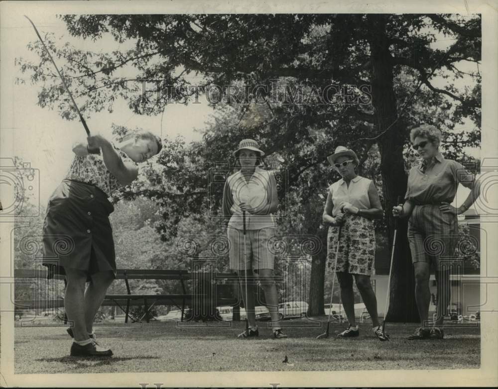 1964 Press Photo Ladies tee off at Wolferts Roost Country Club, Albany, New York- Historic Images