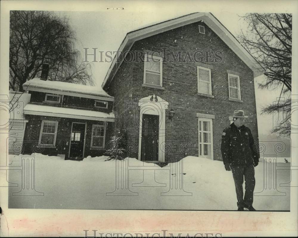 1978 Press Photo Saratoga County, NY Deputy Sherif R.J. Parrelle at crime scene