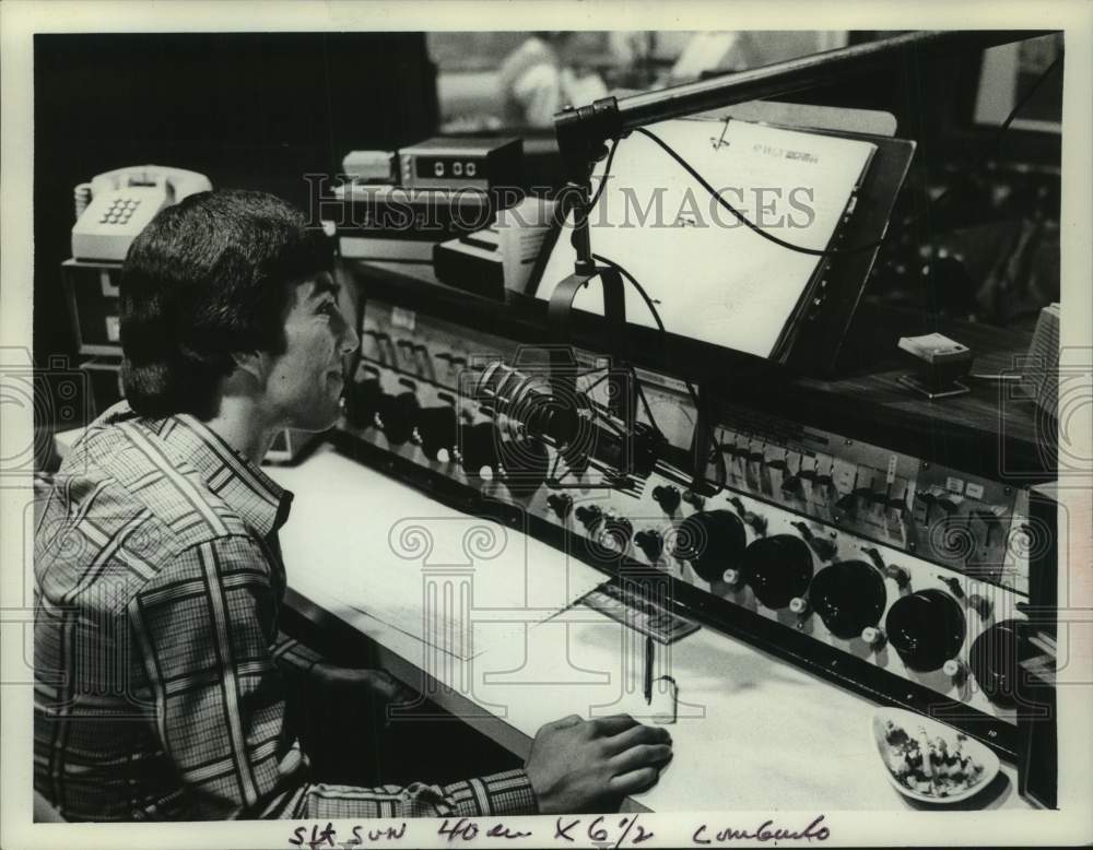 1978 Press Photo Al Lombardo in studio at WGY radio in Albany, New York- Historic Images