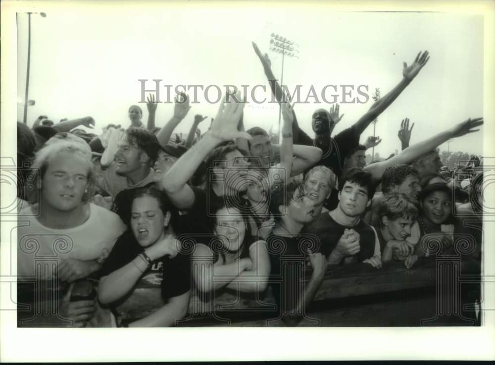 1994 Press Photo Lollapolooza crowd jams to A Tribe Called Quest, Saratoga, NY- Historic Images