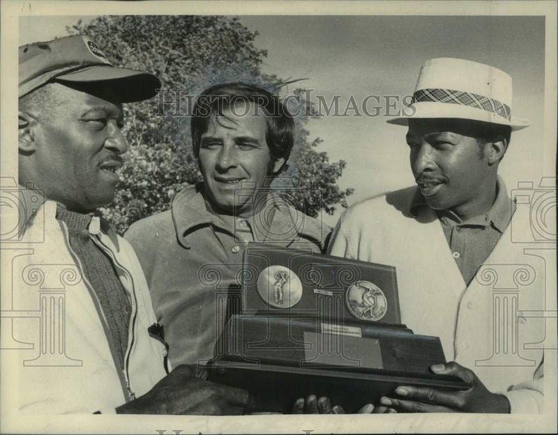 Load image into Gallery viewer, 1972 Press Photo Trophy presented to Pro-Am golf tournament winners in New York
