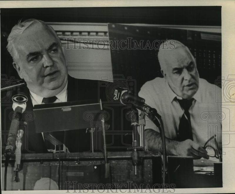Load image into Gallery viewer, 1970 Press Photo Thomas Mackell announces gubernatorial candidacy in Albany, NY
