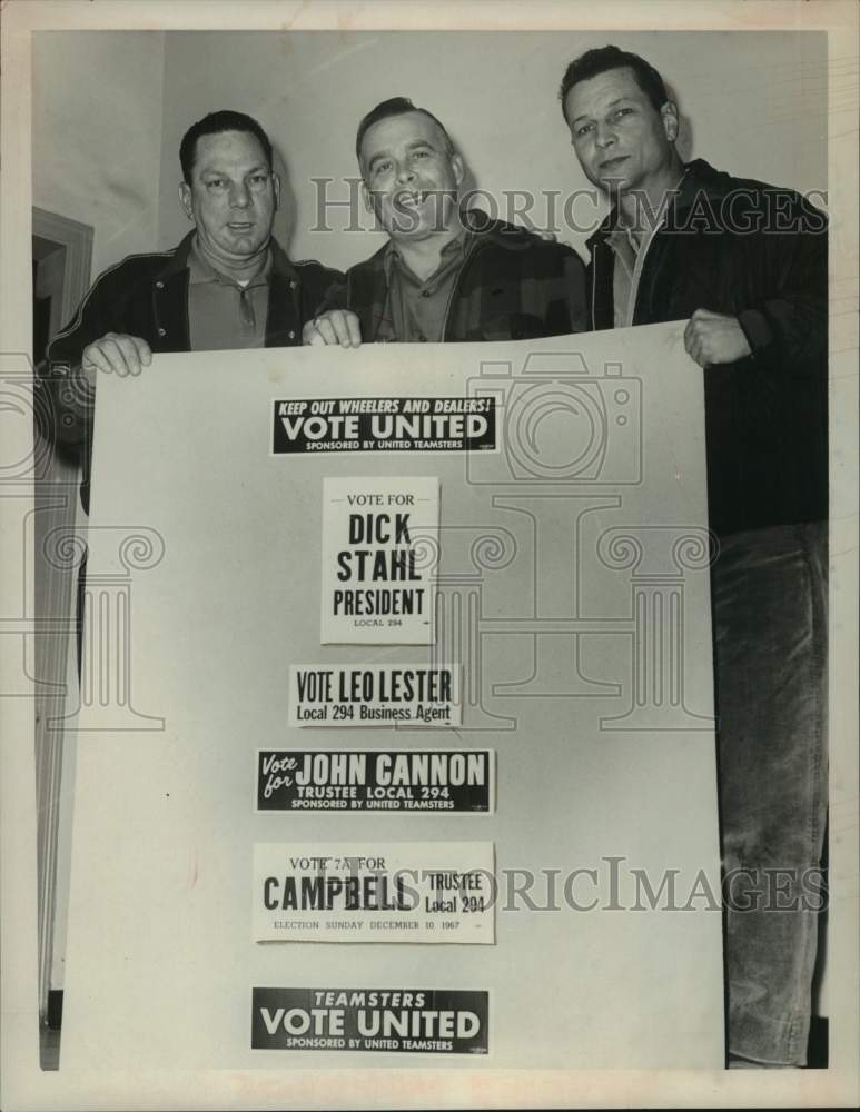 Load image into Gallery viewer, 1967 Press Photo Union leaders show union election campaign stickers in New York
