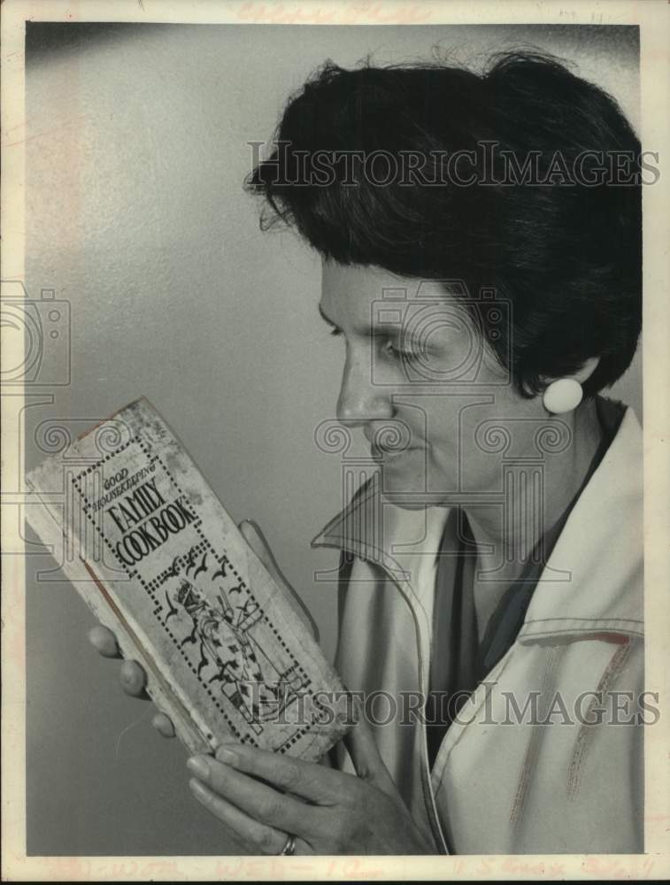 Load image into Gallery viewer, 1972 Press Photo Anne Levey shows off cookbook in New York - tua33140
