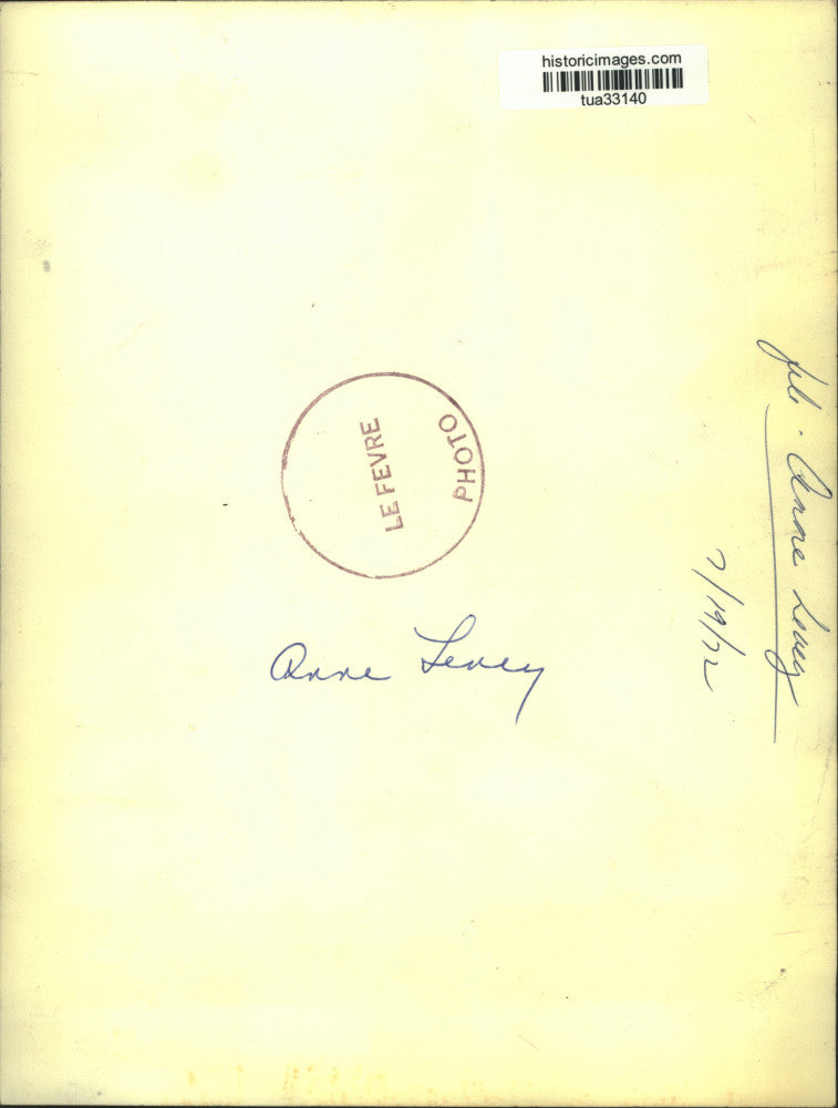 1972 Press Photo Anne Levey shows off cookbook in New York - tua33140