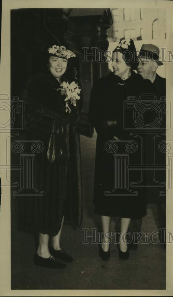 Load image into Gallery viewer, 1938 Press Photo Colleen Moore &amp; Mrs. James Wescott in Albany, New York
