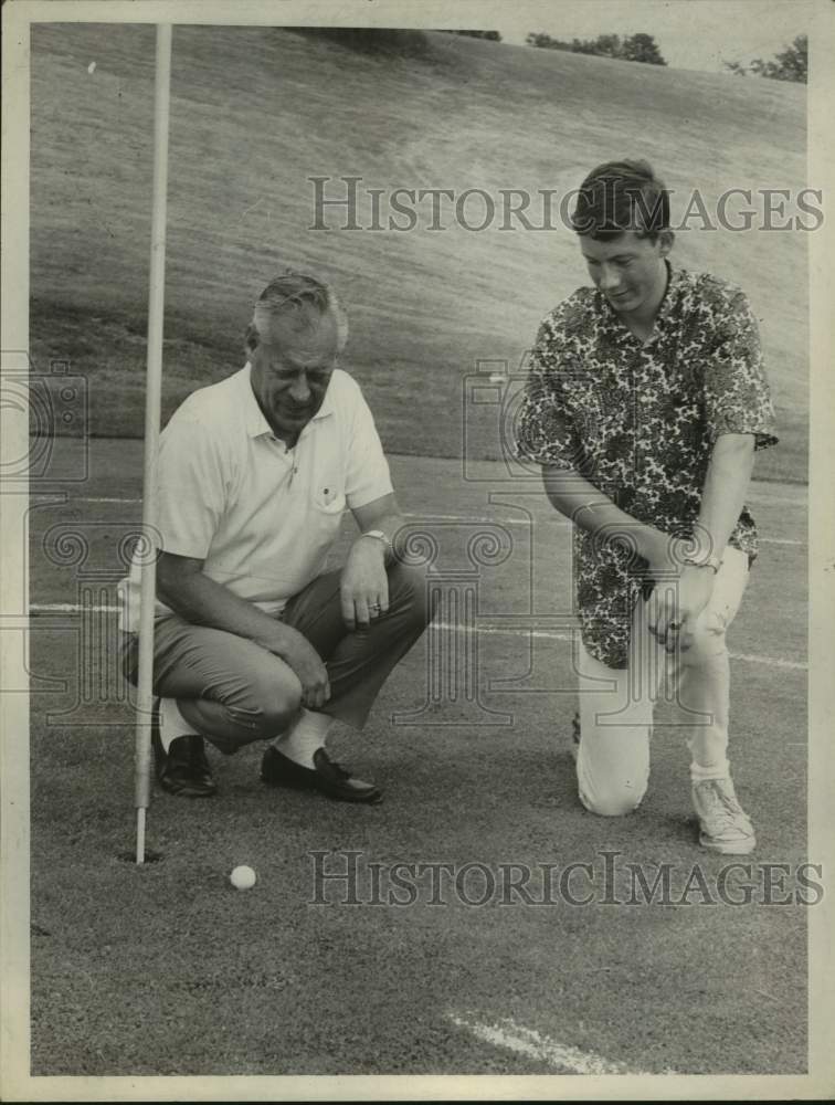 1967 Press Photo Rob Moore &amp; Tommy Patterson on golf green in New York- Historic Images