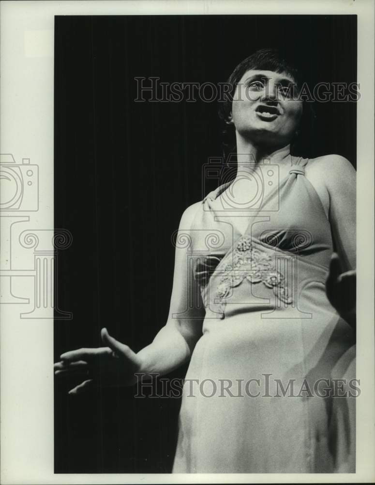 1979 Press Photo Terry Lynne, Schenectady Light Opera Company, sings in New York- Historic Images