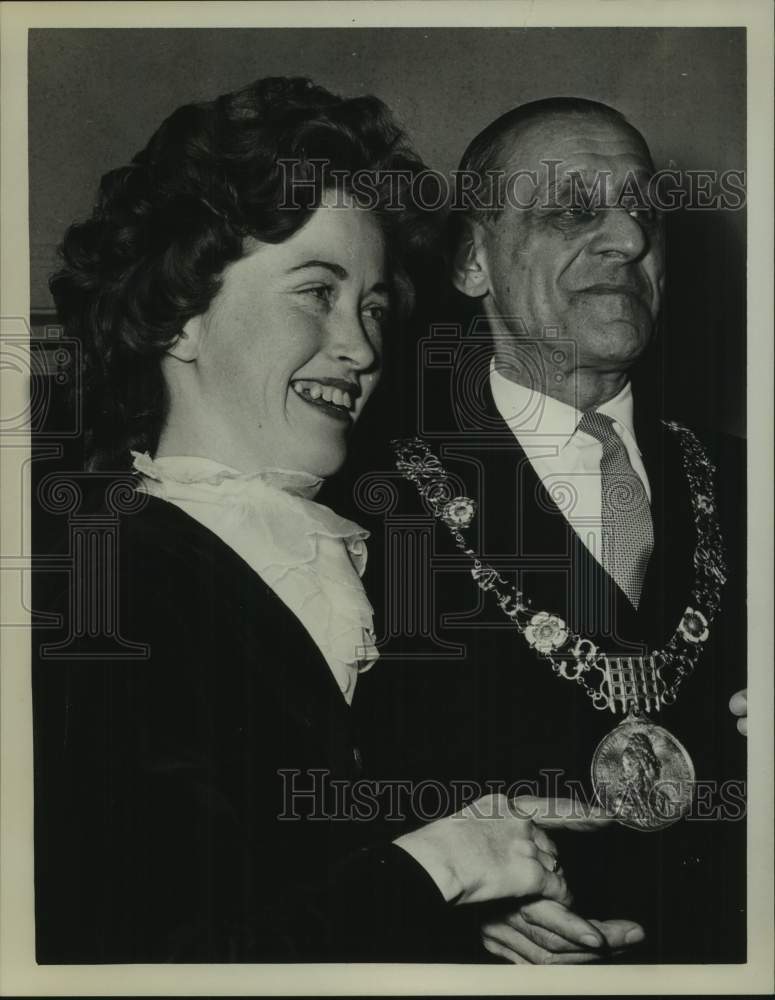 1962 Press Photo Anne Leonard with Lord Mayor Ben Brisoe of Dublin, Ireland