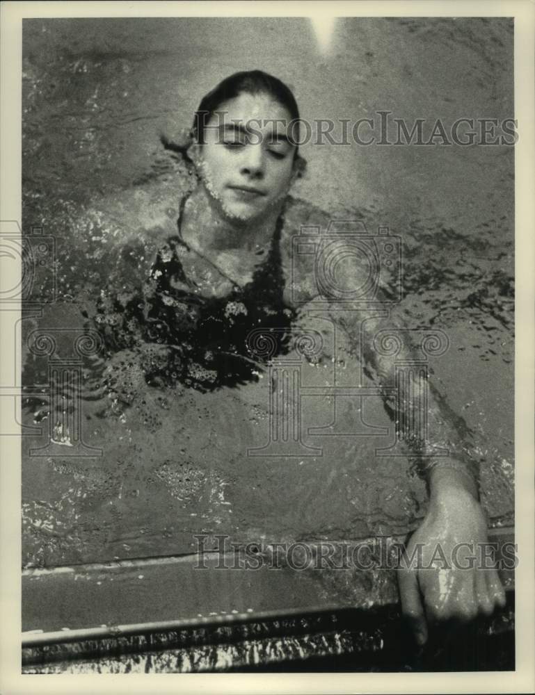 Press Photo Swimmer in New York pool - tua33247- Historic Images