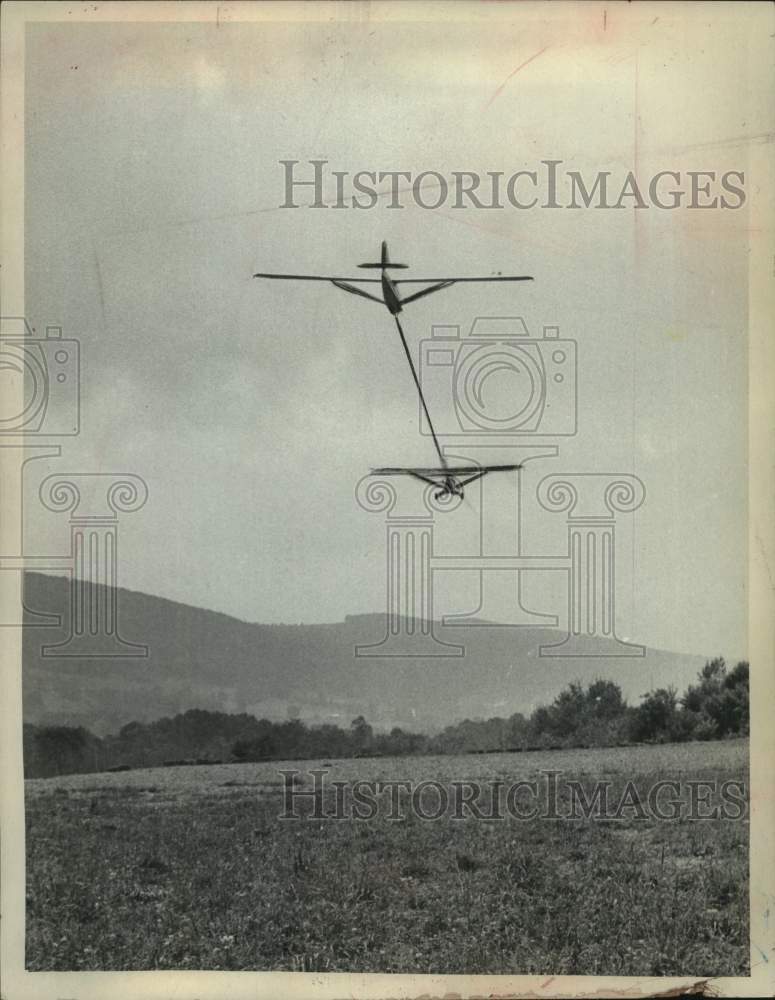 1973 Press Photo Glider being towed over field in New York - tua33276