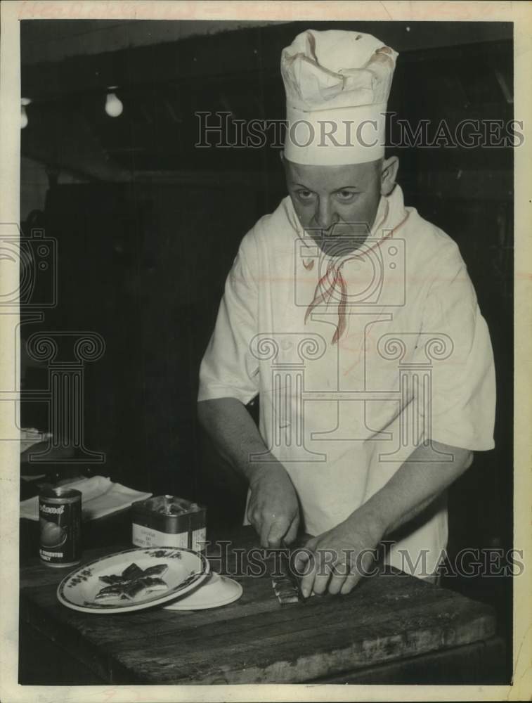 1964 Press Photo Chef Chester Markiewicz prepares food in Ten Eyck, New York