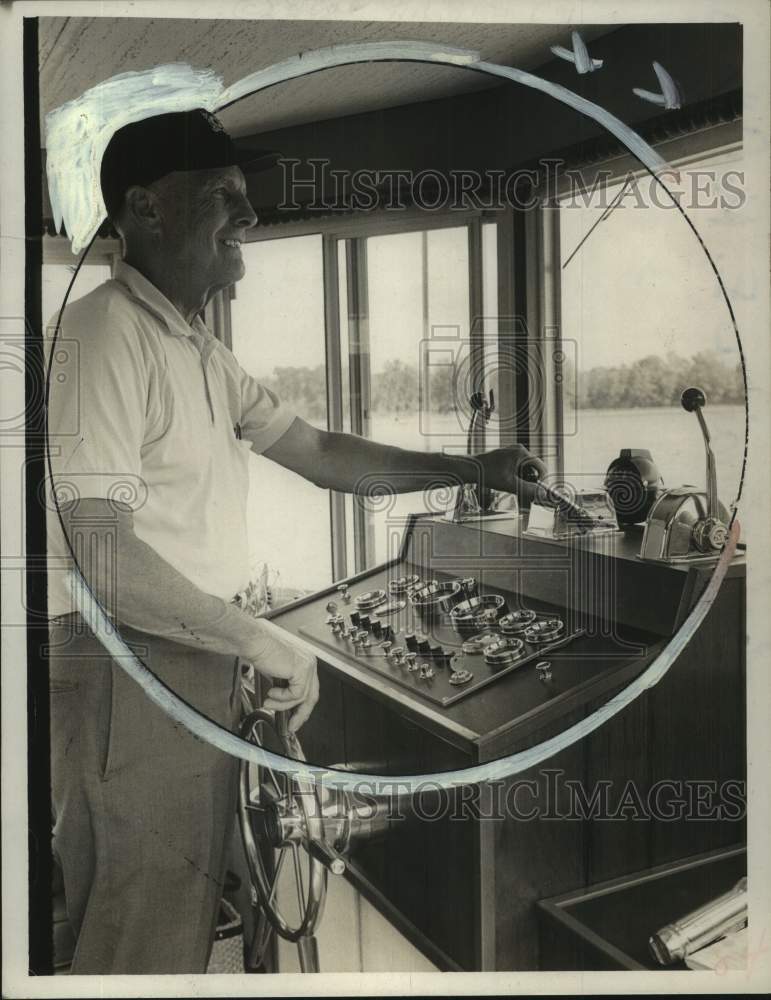 Load image into Gallery viewer, 1969 Press Photo Daison E. MacCallum, Captain, pilots the Joy Mac in New York
