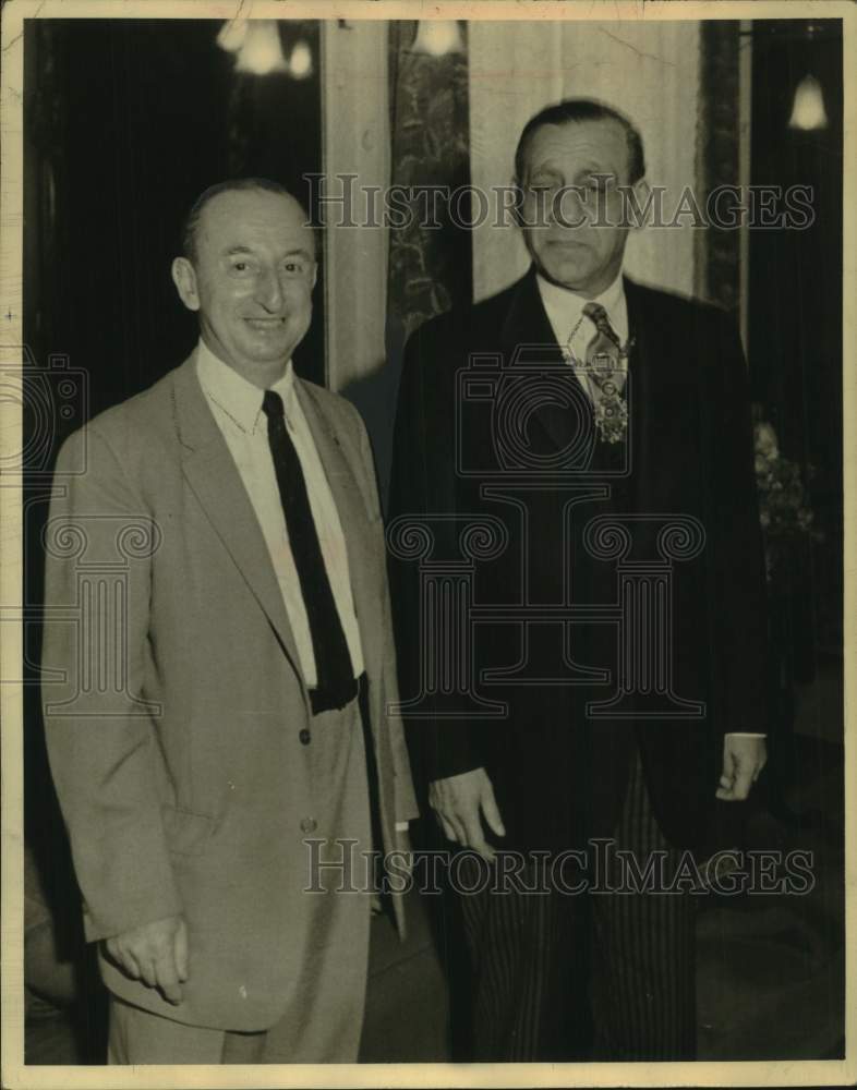 Load image into Gallery viewer, 1962 Press Photo David Marks with Lord Mayor Robert Briscoe in Albany, New York
