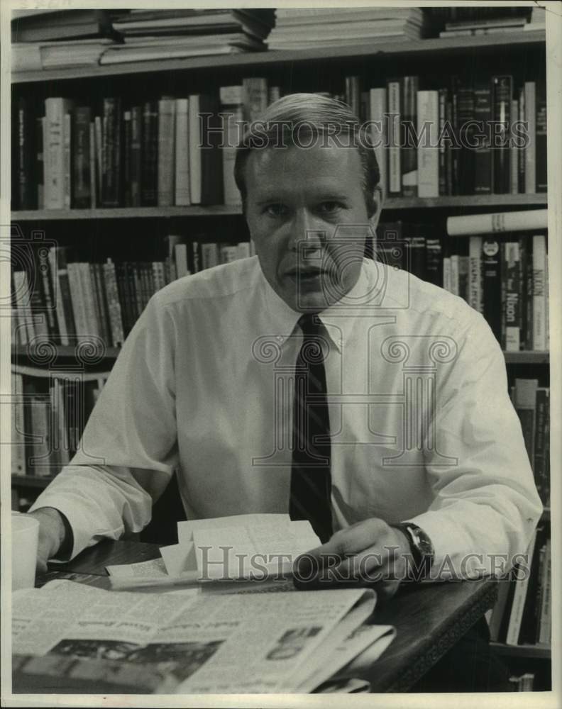 1970 Press Photo John Saloma, MIT political science professor sits at desk