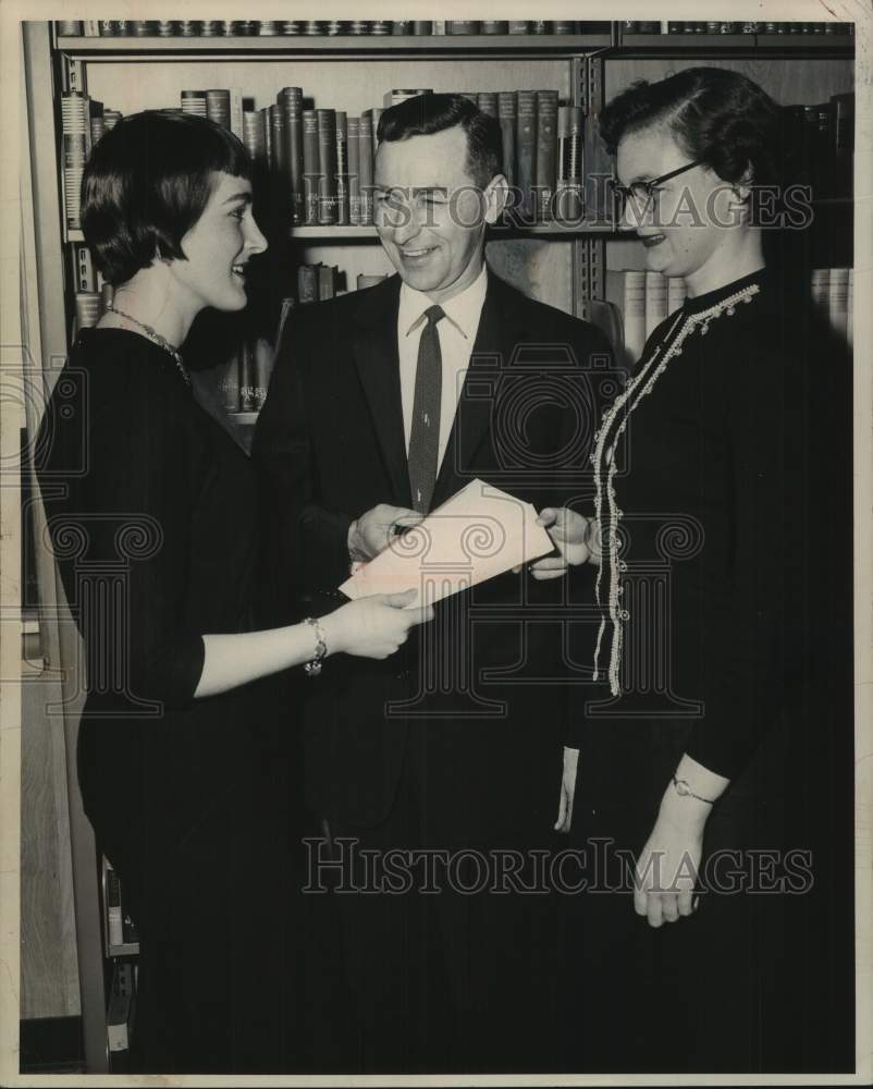1961 Press Photo Russel Sage Evening Students Association meets in New York