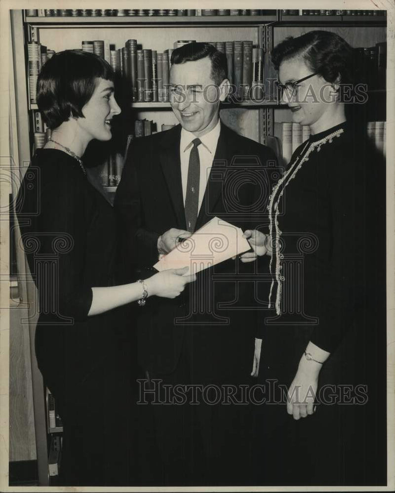 Load image into Gallery viewer, 1961 Press Photo Russel Sage Evening Students Association meets in New York
